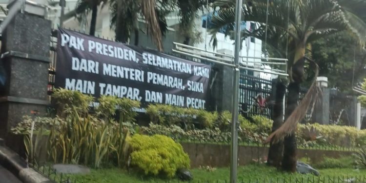 Kado 100 Hari Pemerintahan Prabowo-Gibran; Mendiktisaintek Didemo Pegawainya