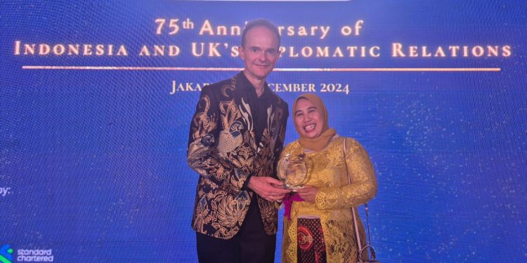 Hening Parlan Menerima Penghargaan Planet Award dari Kedutaan Besar Inggris di Jakarta