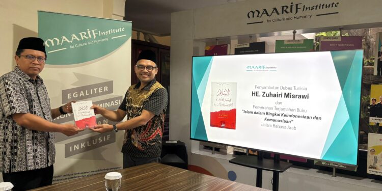 Jembatani Pemikiran Islam Indonesia ke Dunia Arab, Dubes RI untuk Tunisia Serahkan Terjemahan Buku Buya Syafi’i