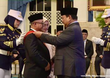 Prof Abdul Mu’ti Terima Bintang Mahaputera Utama dari Presiden Prabowo