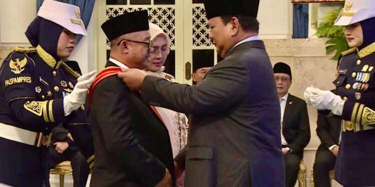 Prof Abdul Mu’ti Terima Bintang Mahaputera Utama dari Presiden Prabowo