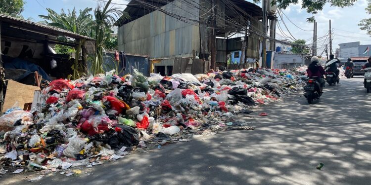 Banyak Sampah Menumpuk di TPS, DLH Kota Tangerang Minta Pemakluman
