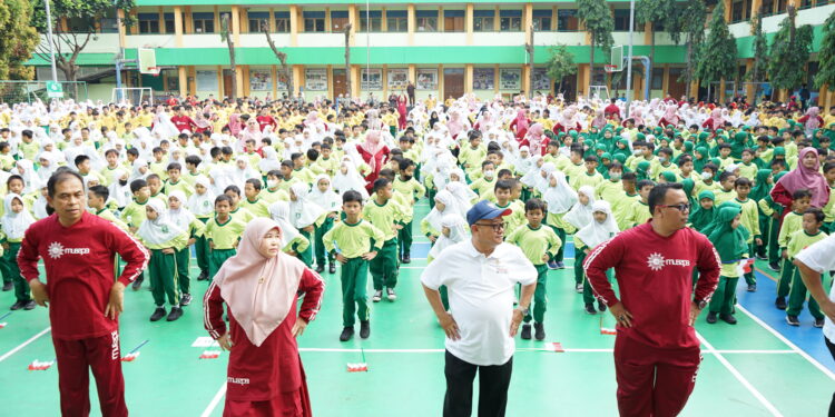 Mendikdasmen Ikut Senam Anak Indonesia Hebat di SD Muhammadiyah 12 Pamulang