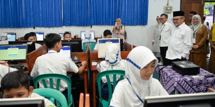 Mendikdasmen Tinjau Hari Pertama Pelaksanaan TKA SMP, Pastikan Berjalan Kredibel dan Lancar